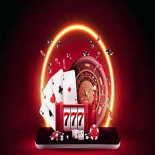 Pengguna membaca ketentuan promo di ponsel